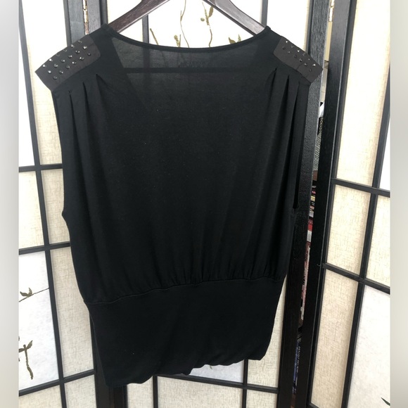 4 for 25$ Loose V-Neck Black Shirt with Fitted Waist. Size Medium. - Picture 6 of 6